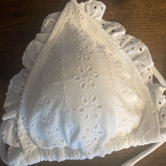 🎀4/$25🎀Beautiful White Bikini Top with matching Scrunchie! NWT! - Picture 3 of 4